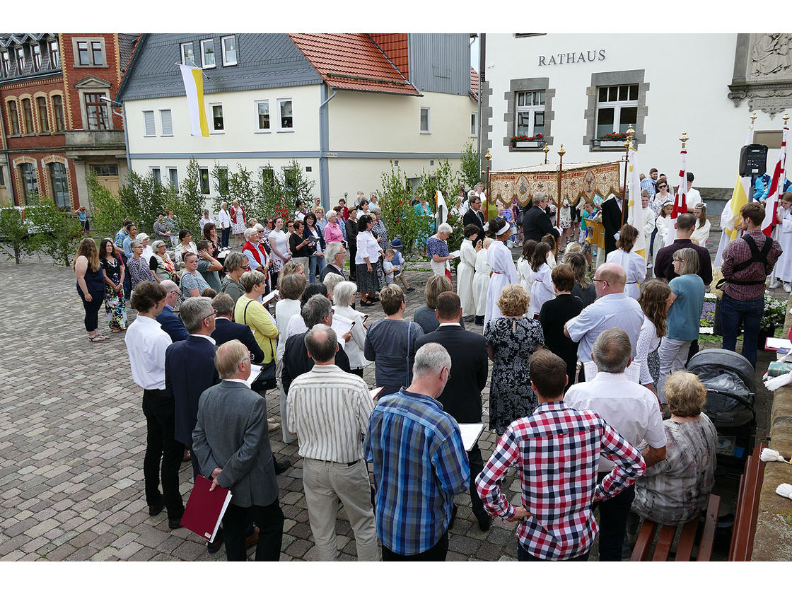 Fronleichnamsprozession durch die Straßen von Naumburg (Foto: Karl-Franz Thiede)